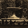 Fontanna w Ogrodzie Saskim, widoczna kolumnada paacu Saskiego, Zbir pocztwek XIX-XX wieku (do 1939 roku), nr zesp. 1622/IV, sygn. IV-145